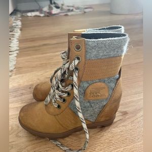 Sorel Joan of Arctic wedge bootie. Size 5.5. Gently worn.